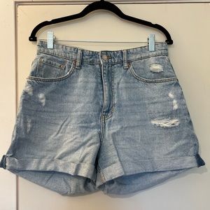 H&M high rise mom short light wash size 8